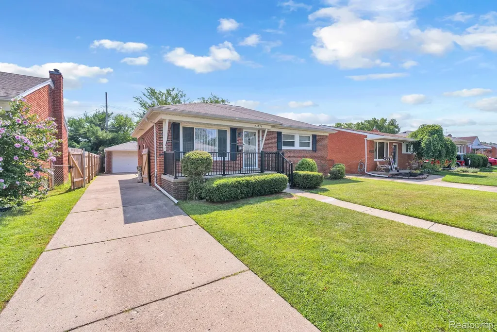 24574 Mabray Avenue Eastpointe City MI 48021