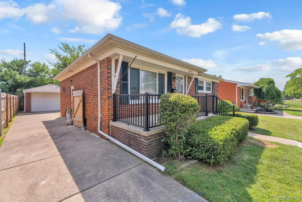 24574 Mabray Avenue Eastpointe City MI 48021
