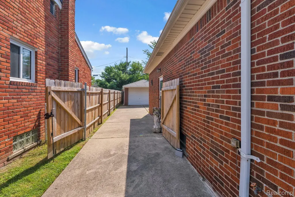 24574 Mabray Avenue Eastpointe City MI 48021