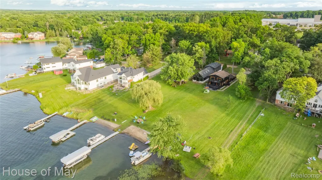 10890 Hillway Drive White Lake Charter Township MI 48386