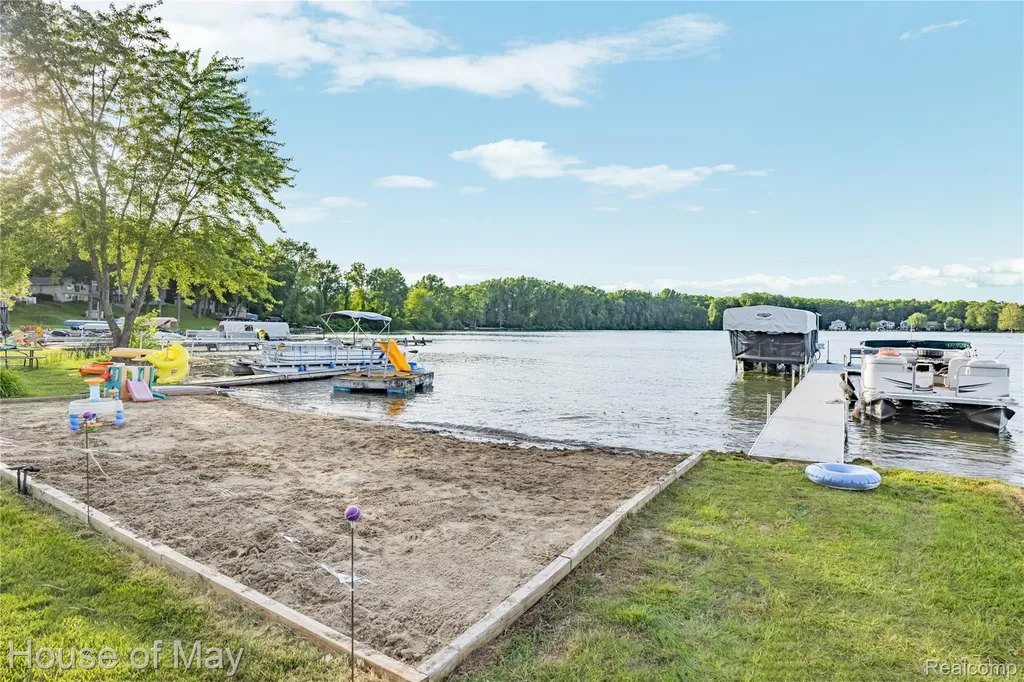10890 Hillway Drive White Lake Charter Township MI 48386