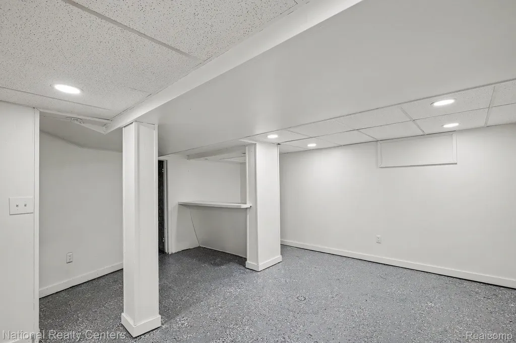 1981 Roslyn Road Grosse Pointe City MI 48236