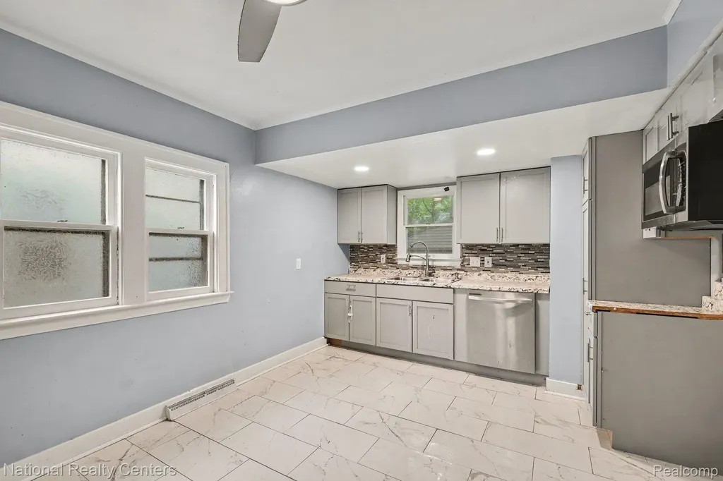 1981 Roslyn Road Grosse Pointe City MI 48236