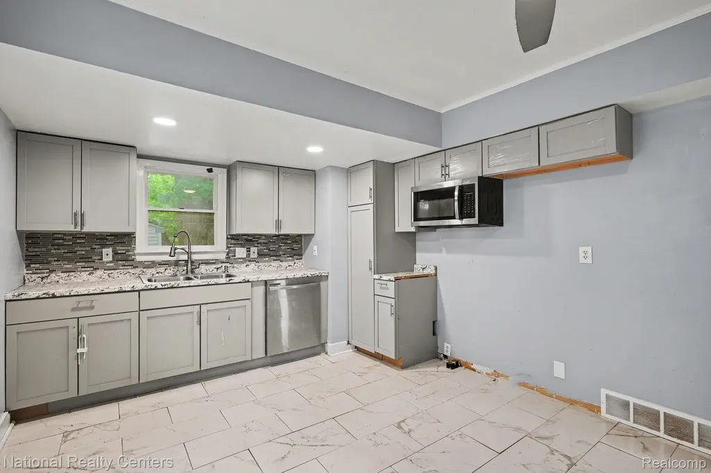 1981 Roslyn Road Grosse Pointe City MI 48236
