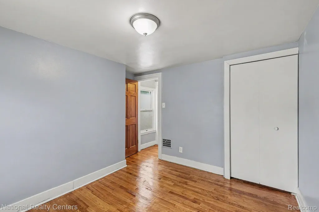 1981 Roslyn Road Grosse Pointe City MI 48236