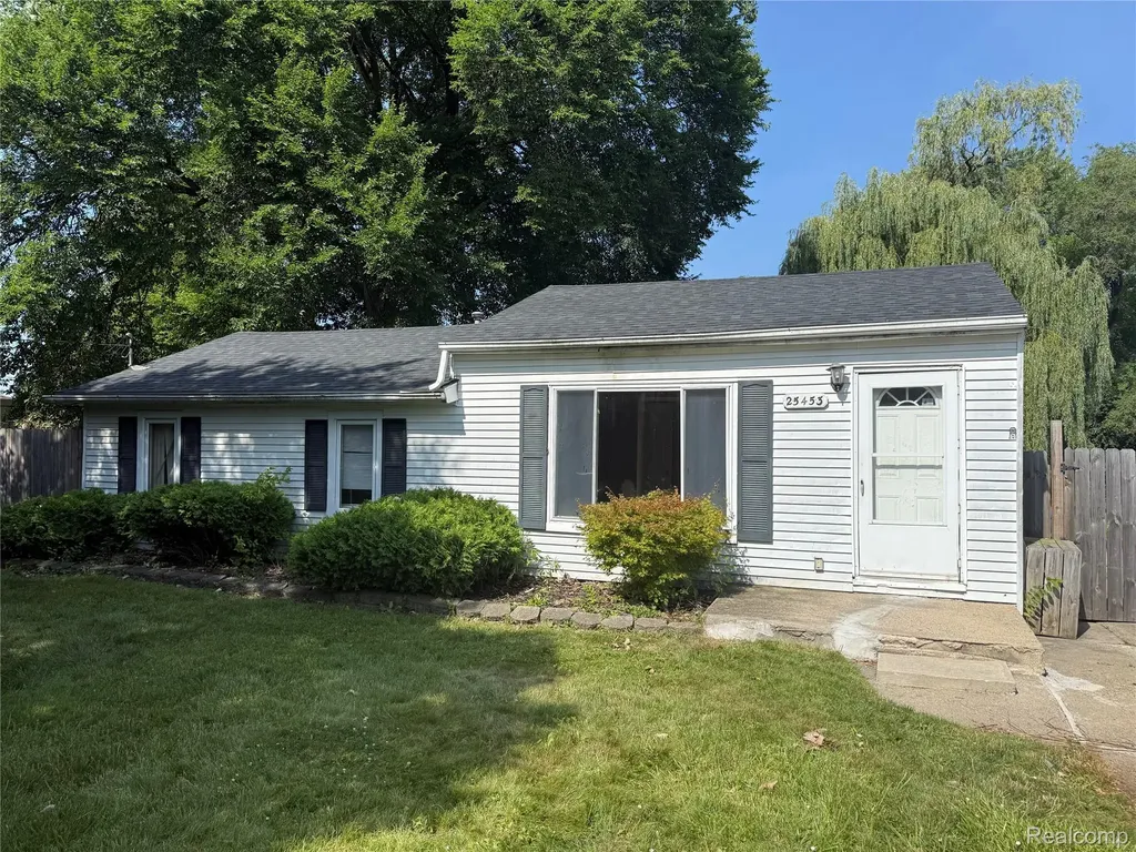 25453 Pine View Avenue Warren City MI 48091