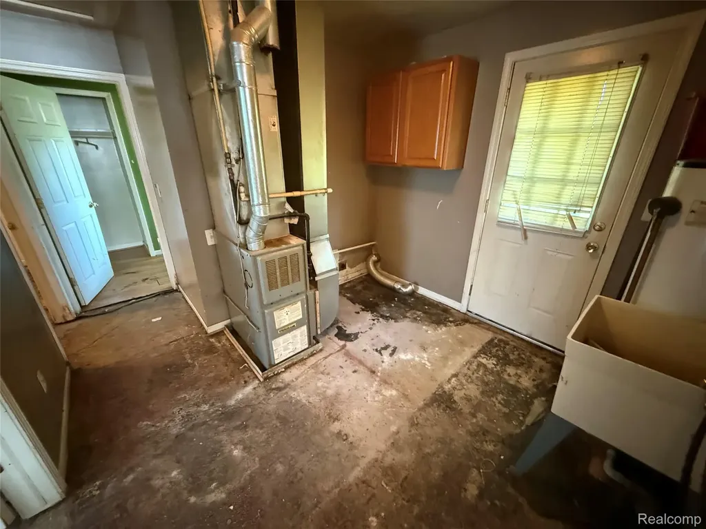 25453 Pine View Avenue Warren City MI 48091