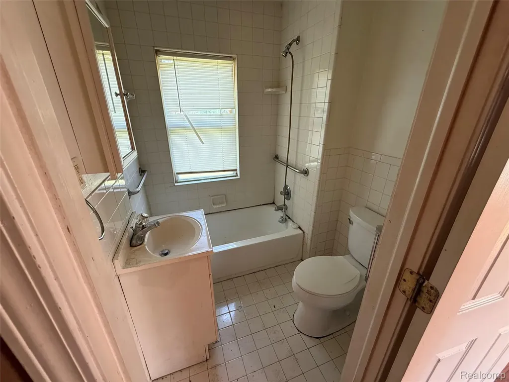 25453 Pine View Avenue Warren City MI 48091