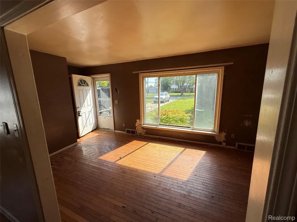 25453 Pine View Avenue Warren City MI 48091