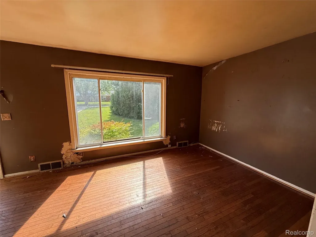 25453 Pine View Avenue Warren City MI 48091