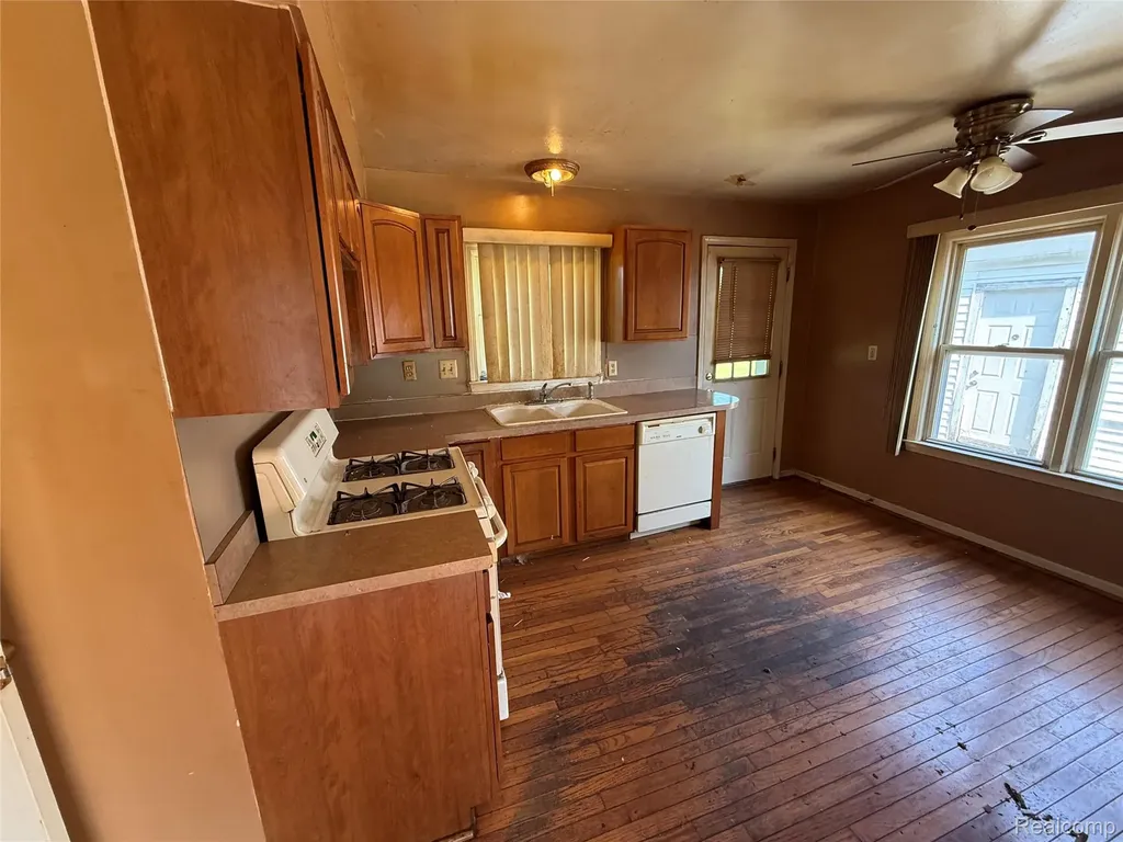 25453 Pine View Avenue Warren City MI 48091