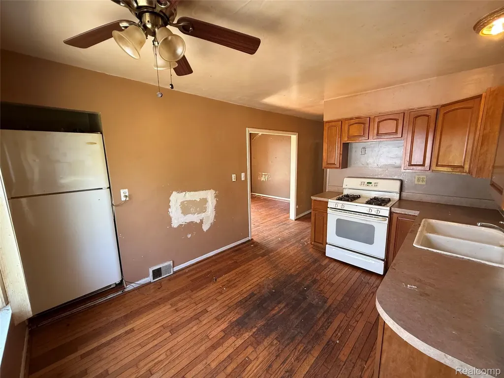 25453 Pine View Avenue Warren City MI 48091