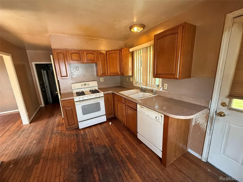 25453 Pine View Avenue Warren City MI 48091