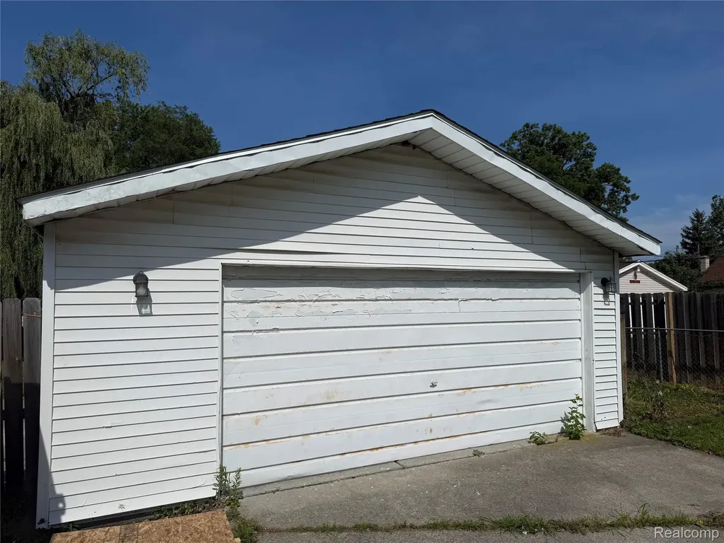 25453 Pine View Avenue Warren City MI 48091