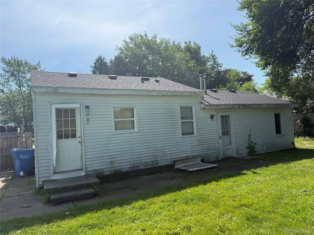 25453 Pine View Avenue Warren City MI 48091