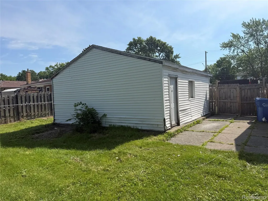 25453 Pine View Avenue Warren City MI 48091
