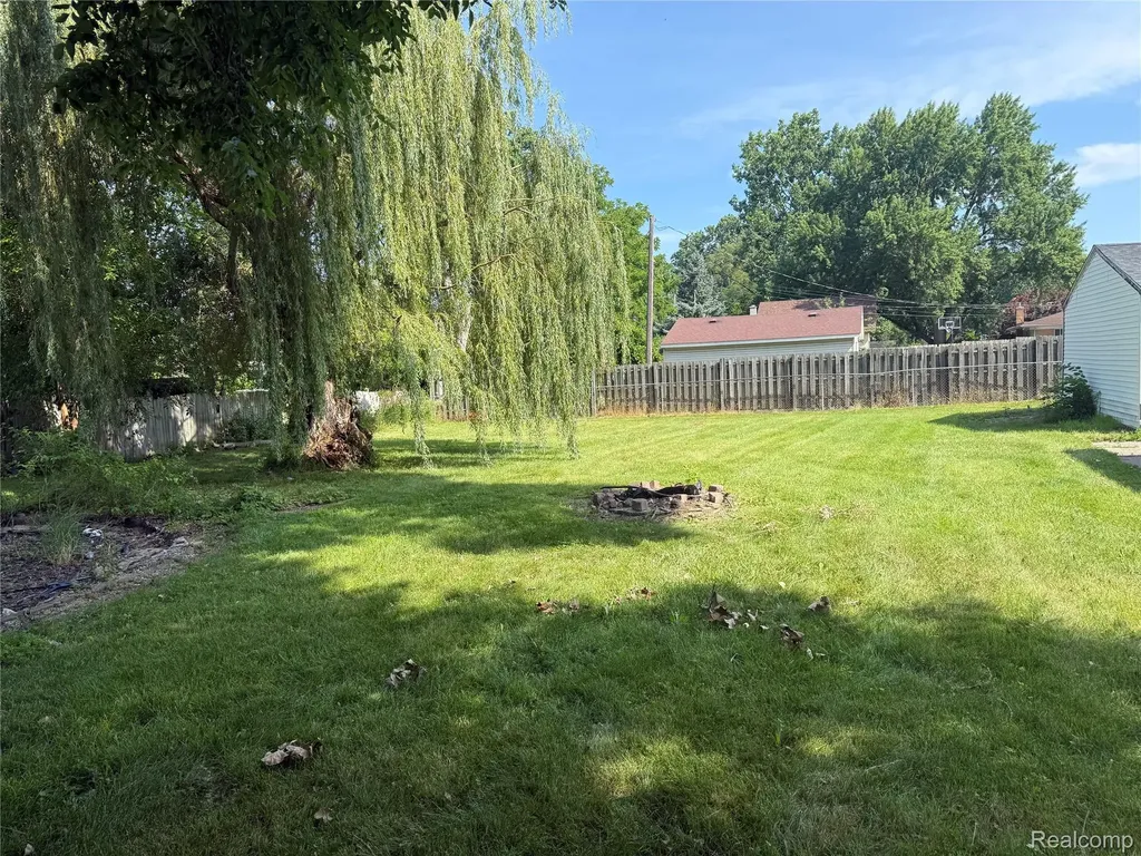 25453 Pine View Avenue Warren City MI 48091