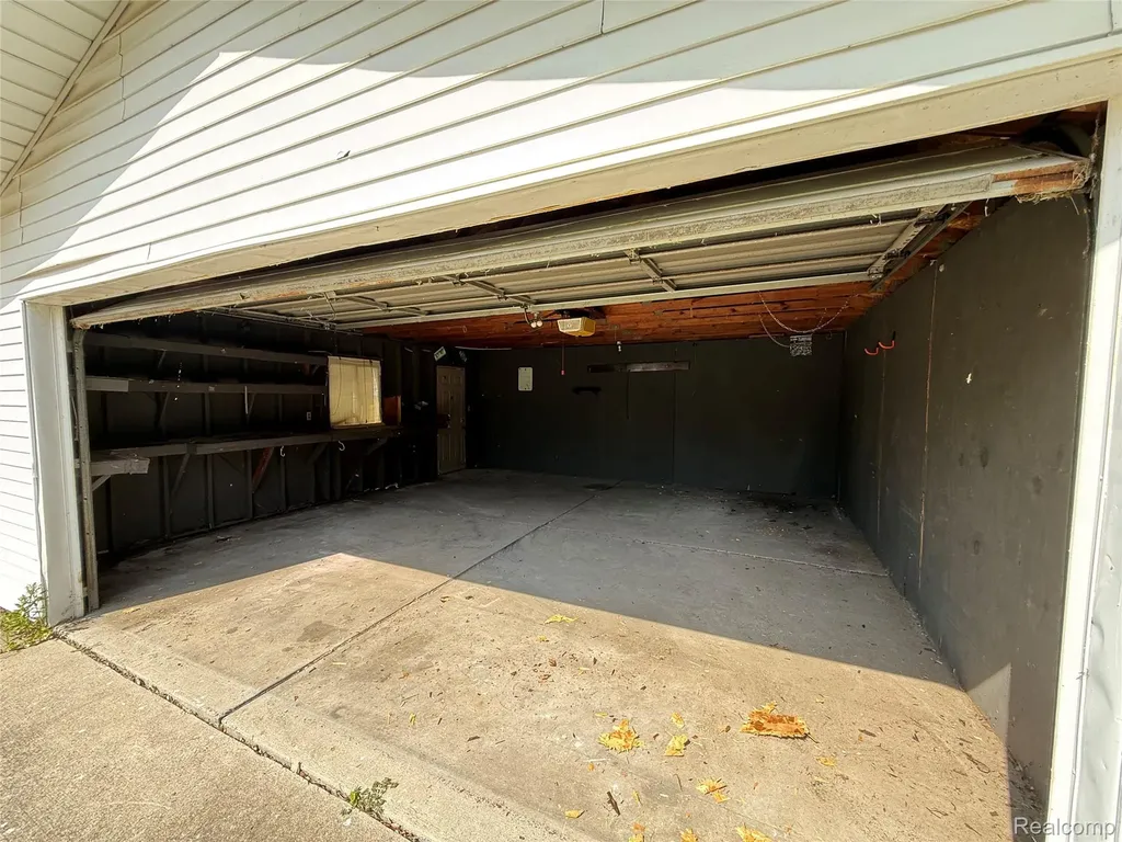 25453 Pine View Avenue Warren City MI 48091