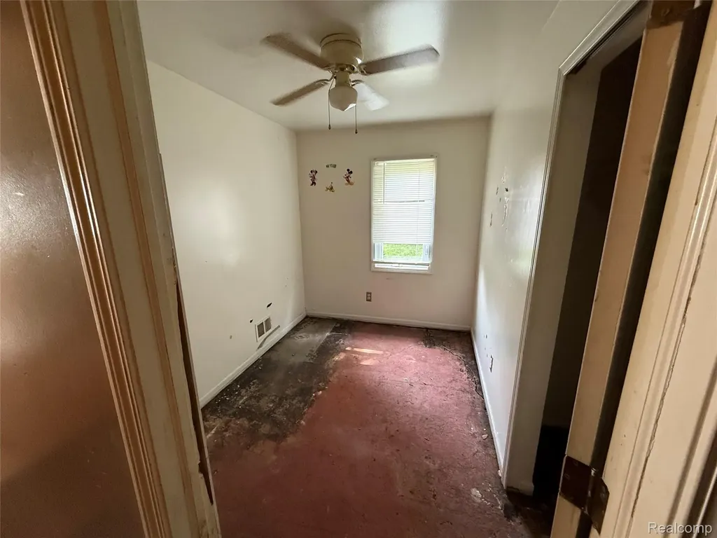 25453 Pine View Avenue Warren City MI 48091