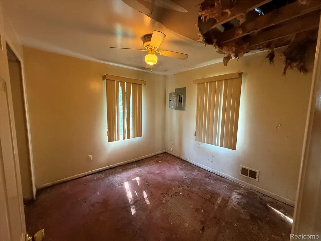 25453 Pine View Avenue Warren City MI 48091