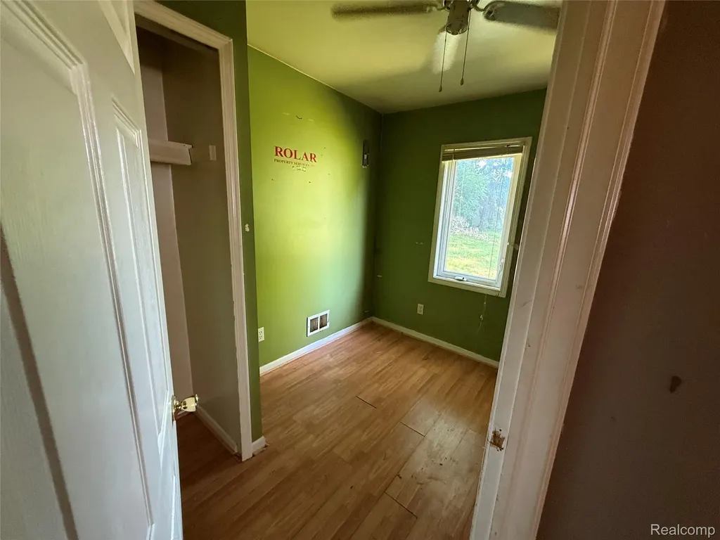 25453 Pine View Avenue Warren City MI 48091