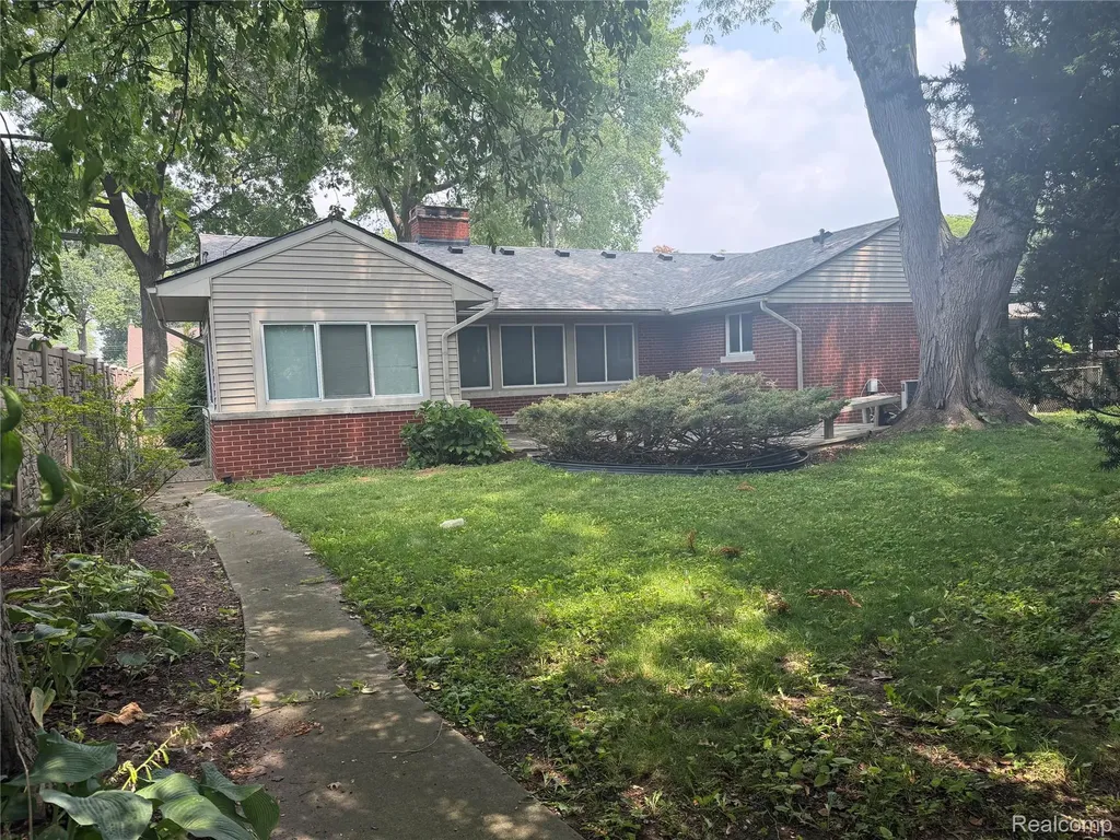 2221 Davis Street Wyandotte City MI 48192