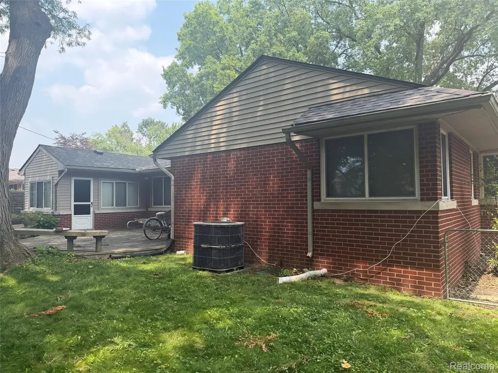 2221 Davis Street Wyandotte City MI 48192