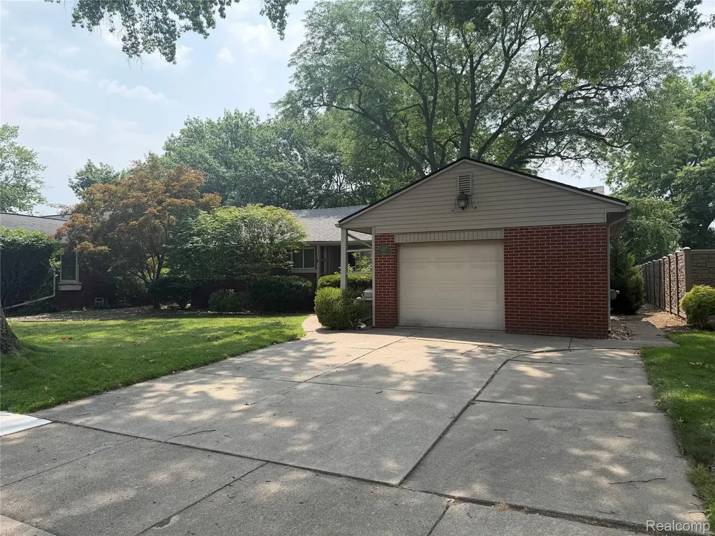 2221 Davis Street Wyandotte City MI 48192