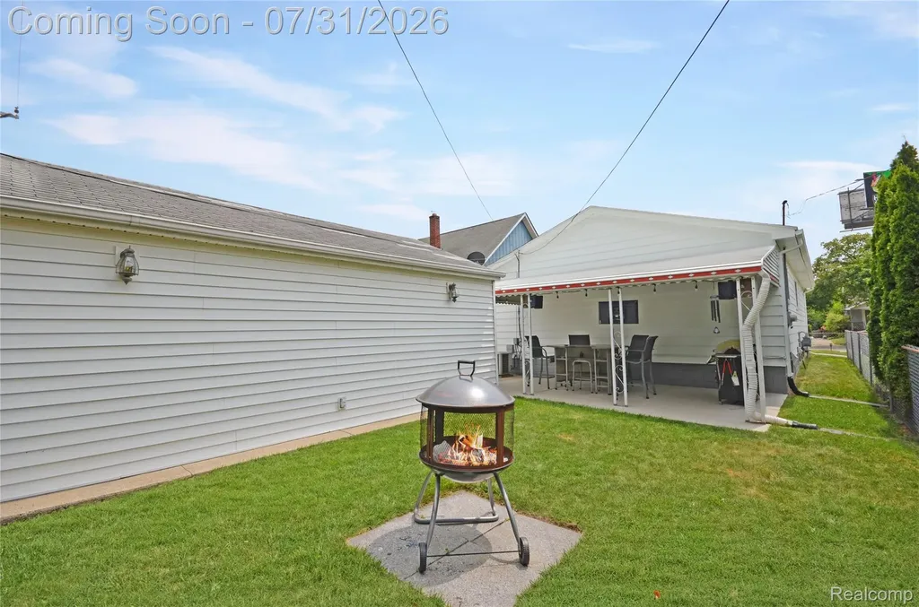 310 W Sonoma Avenue Hazel Park City MI 48030