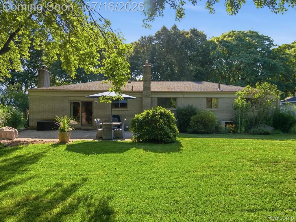 6229 Sandshores Drive Troy City MI 48085