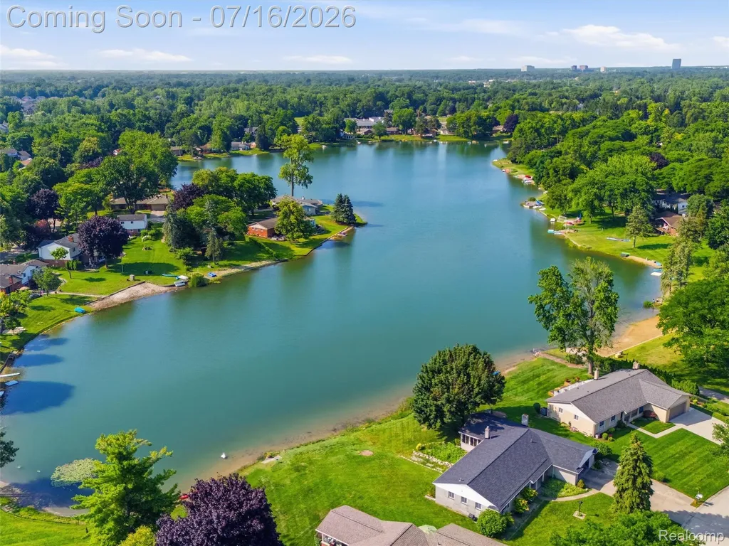 6229 Sandshores Drive Troy City MI 48085