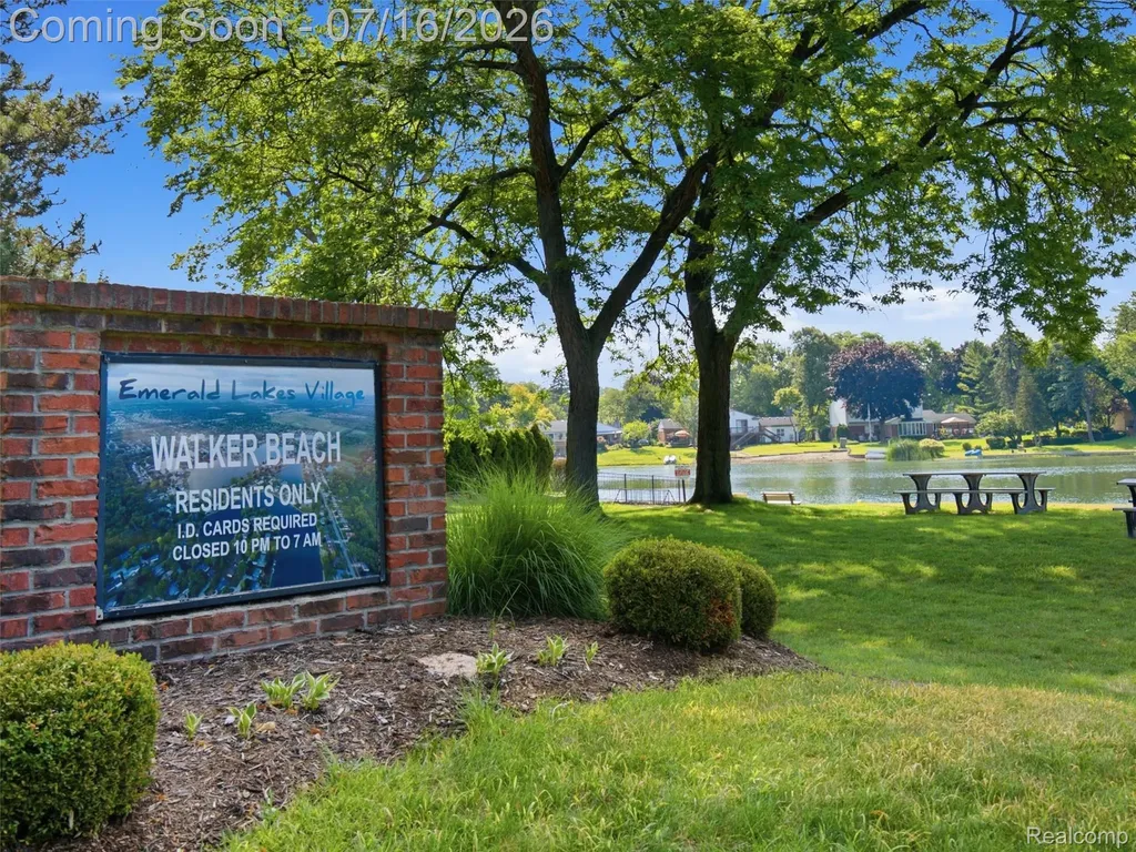 6229 Sandshores Drive Troy City MI 48085