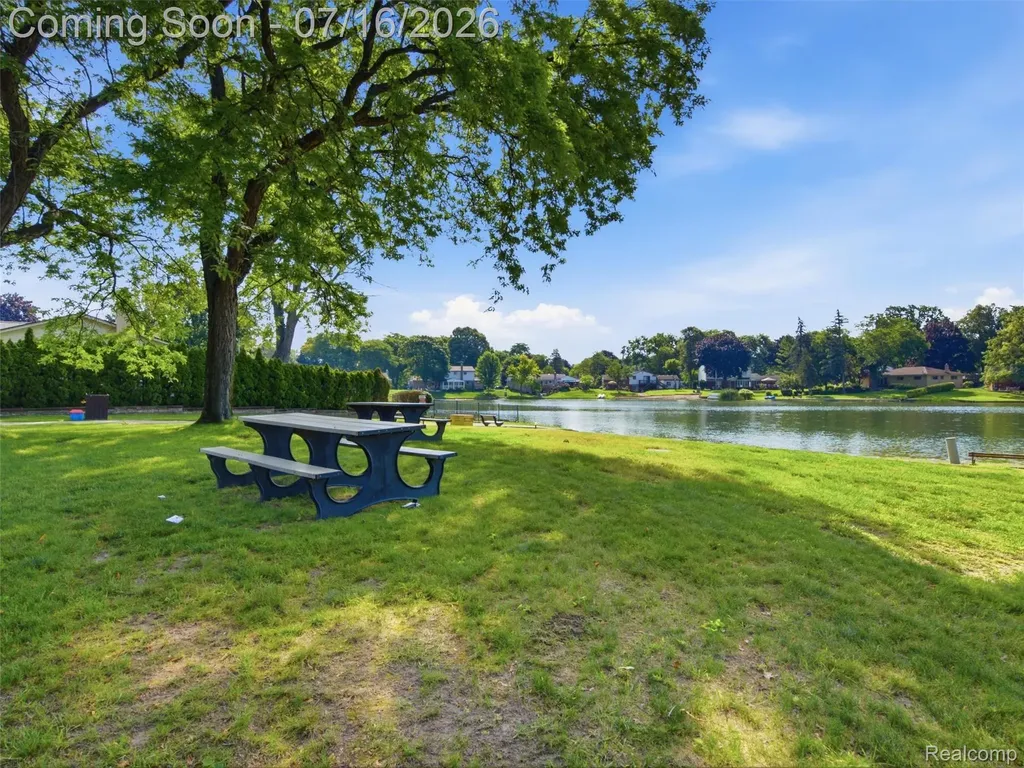 6229 Sandshores Drive Troy City MI 48085