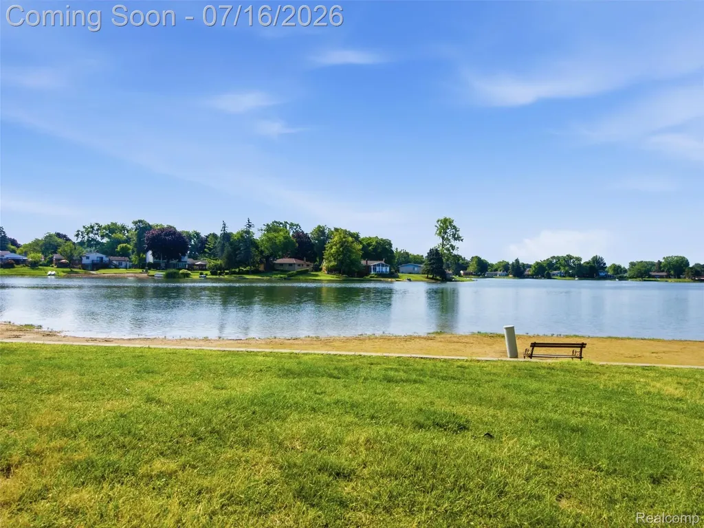 6229 Sandshores Drive Troy City MI 48085