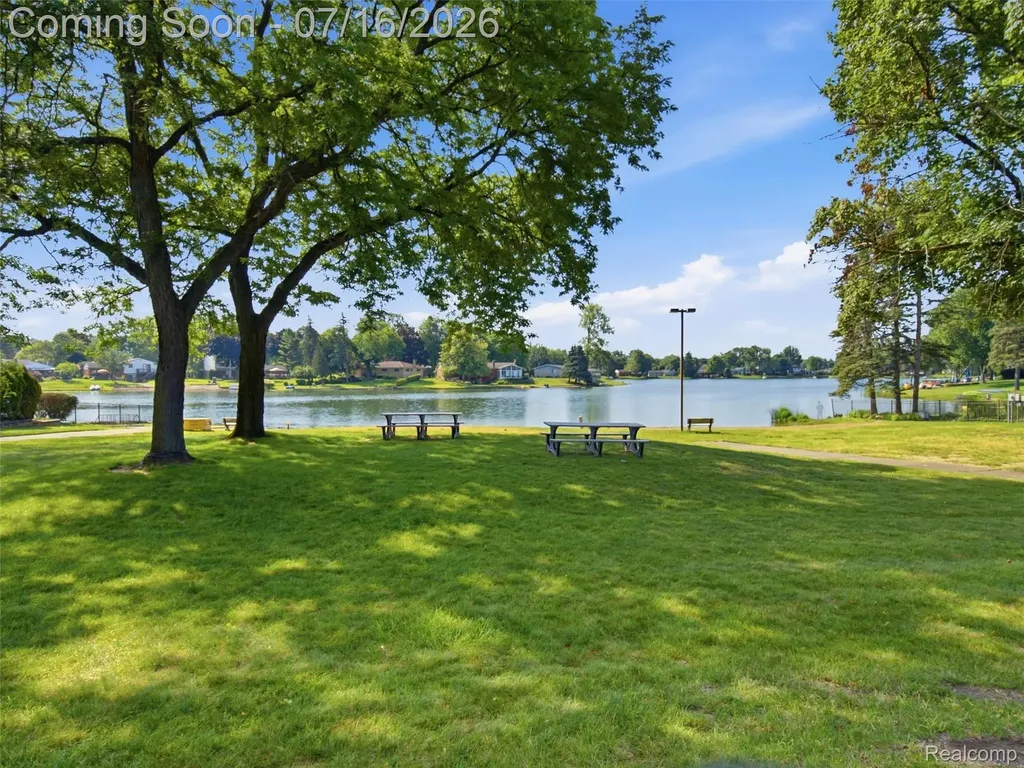 6229 Sandshores Drive Troy City MI 48085