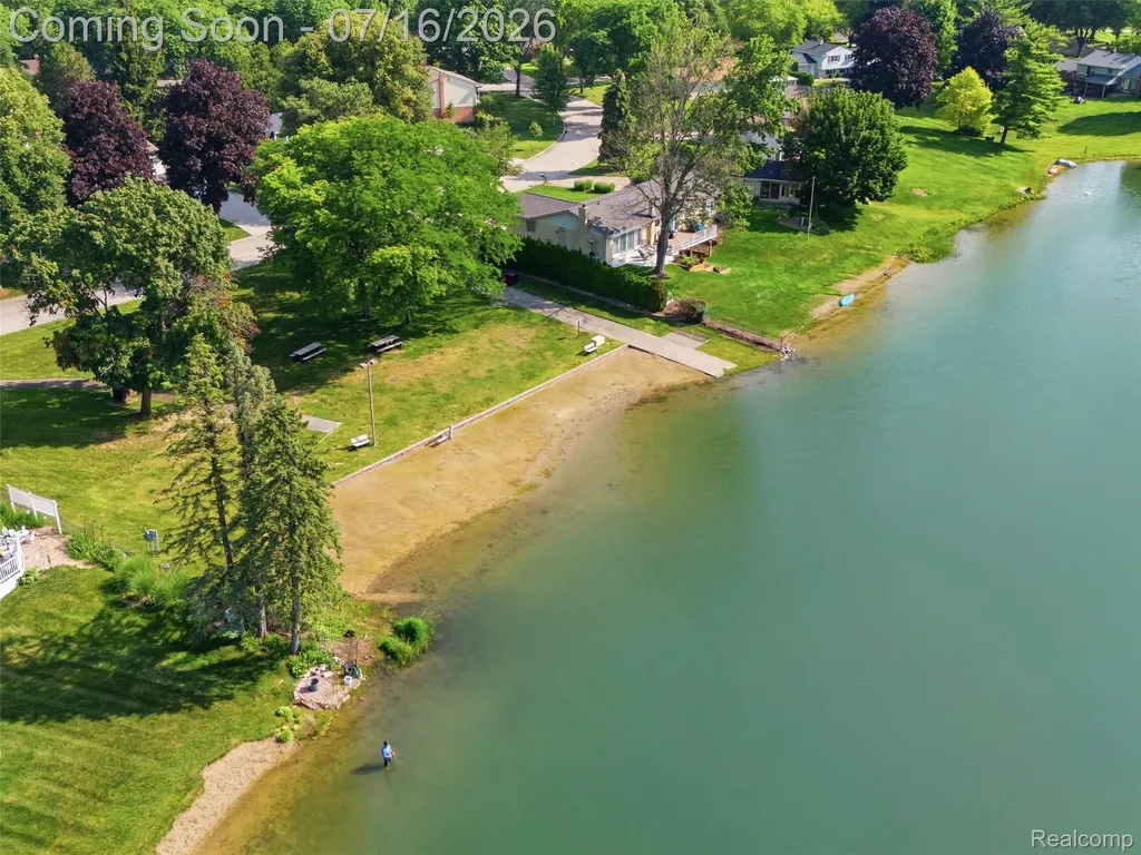 6229 Sandshores Drive Troy City MI 48085