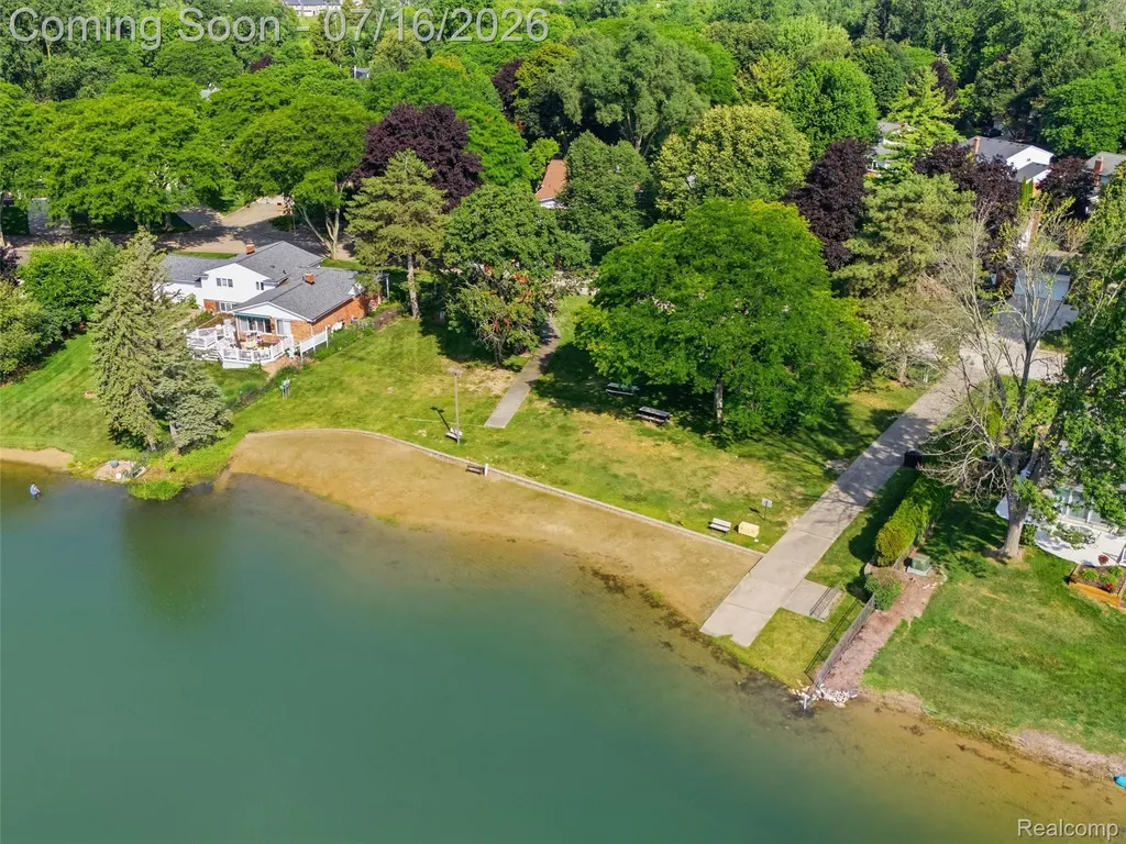 6229 Sandshores Drive Troy City MI 48085