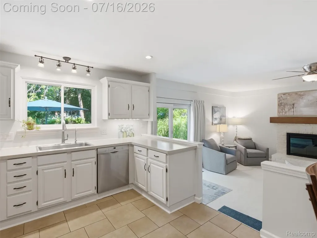 6229 Sandshores Drive Troy City MI 48085