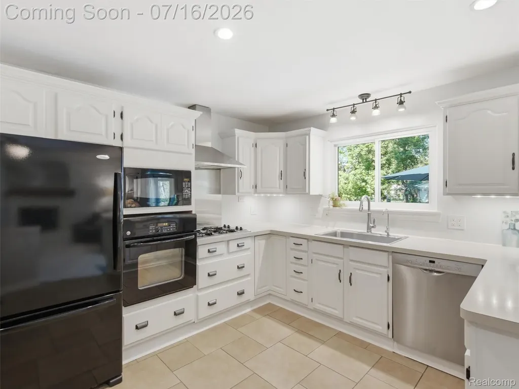 6229 Sandshores Drive Troy City MI 48085