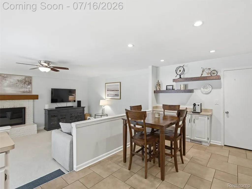 6229 Sandshores Drive Troy City MI 48085