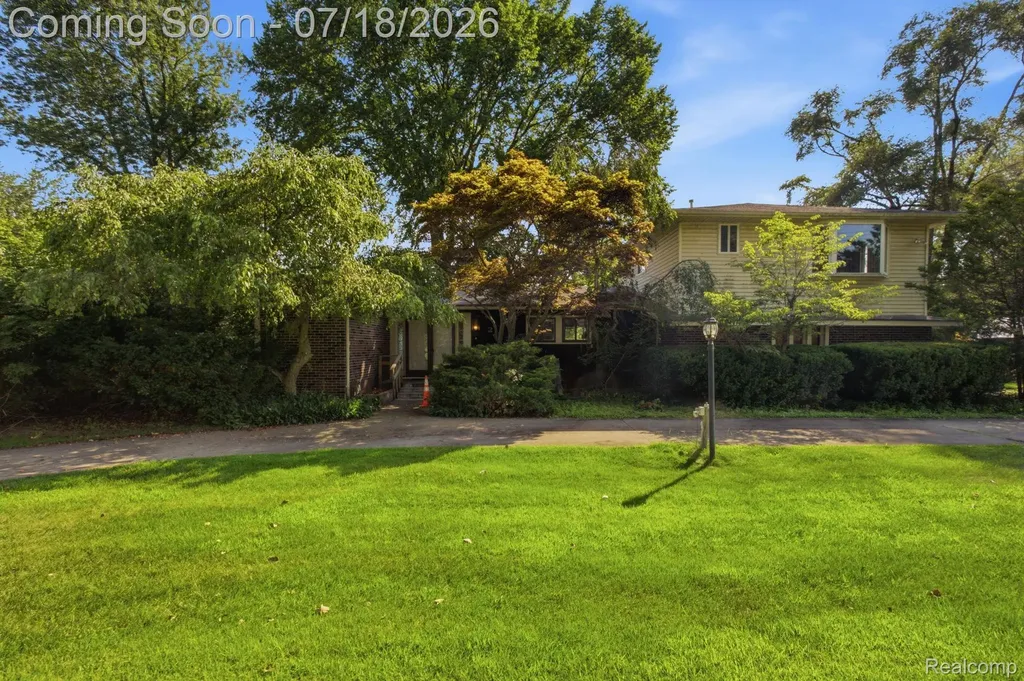 2726 Bay Drive West Bloomfield Charter Township MI 48324