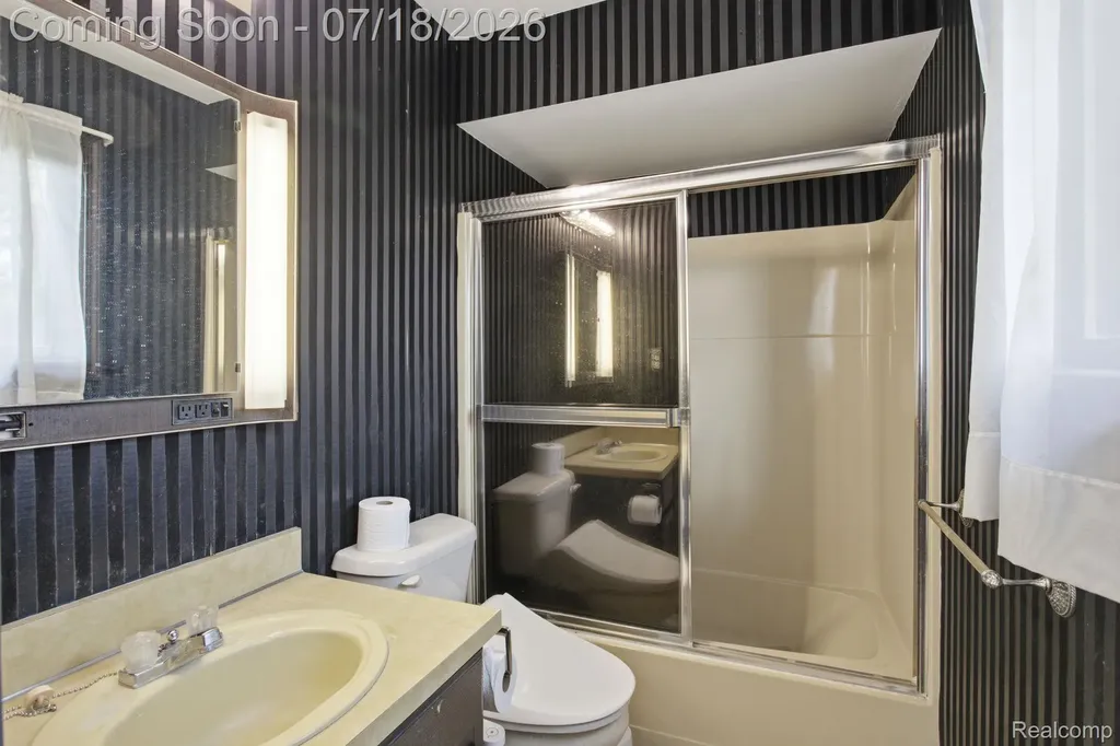 2726 Bay Drive West Bloomfield Charter Township MI 48324
