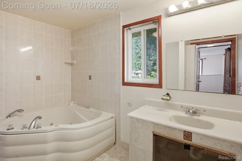 2726 Bay Drive West Bloomfield Charter Township MI 48324