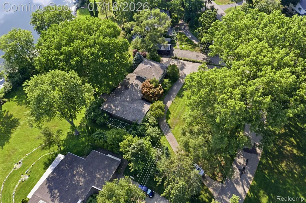 2726 Bay Drive West Bloomfield Charter Township MI 48324