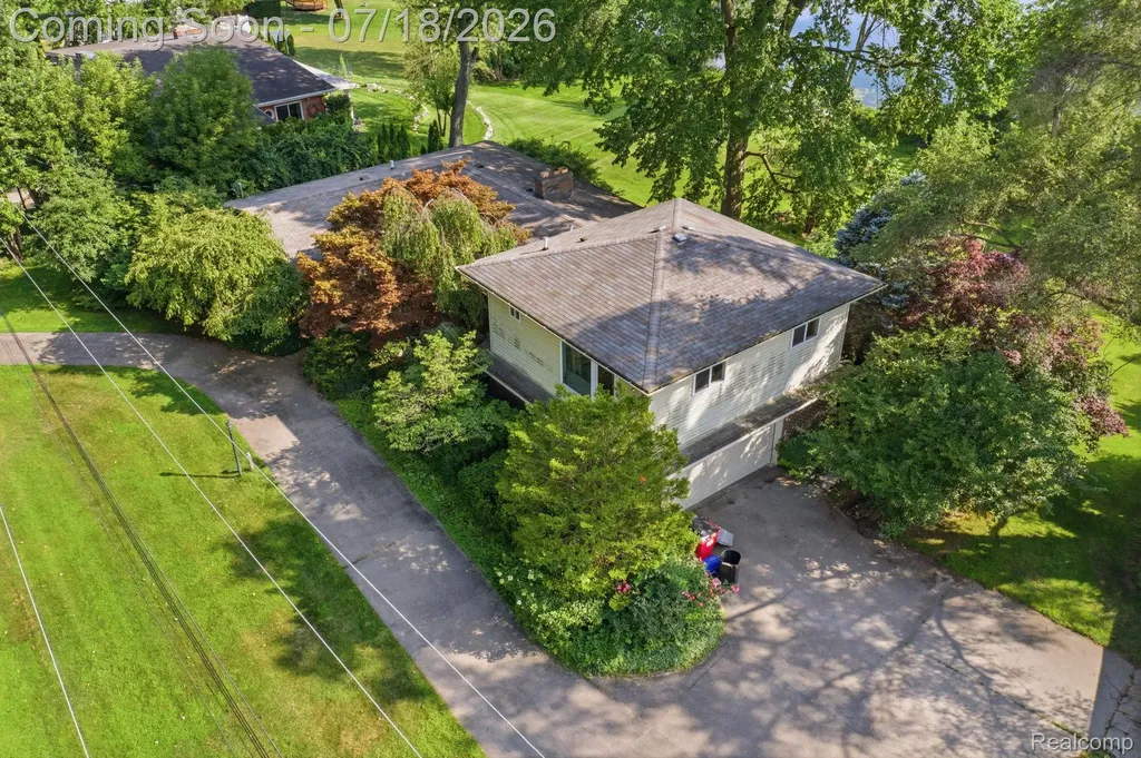 2726 Bay Drive West Bloomfield Charter Township MI 48324