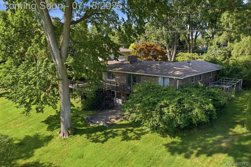 2726 Bay Drive West Bloomfield Charter Township MI 48324