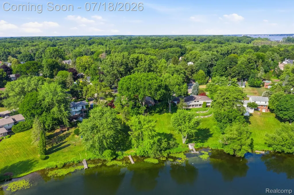 2726 Bay Drive West Bloomfield Charter Township MI 48324