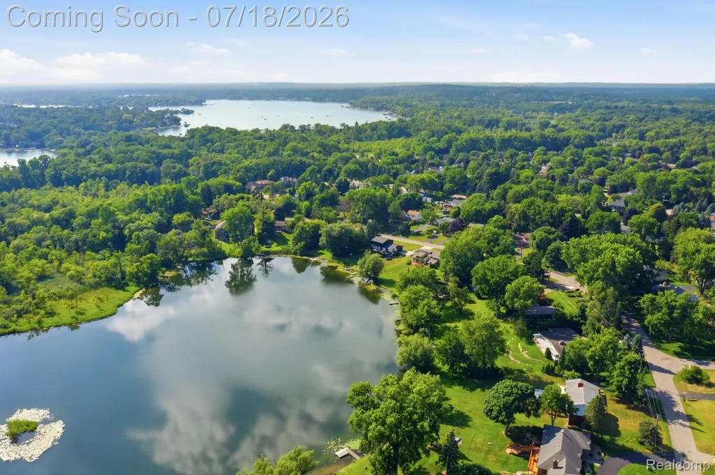 2726 Bay Drive West Bloomfield Charter Township MI 48324