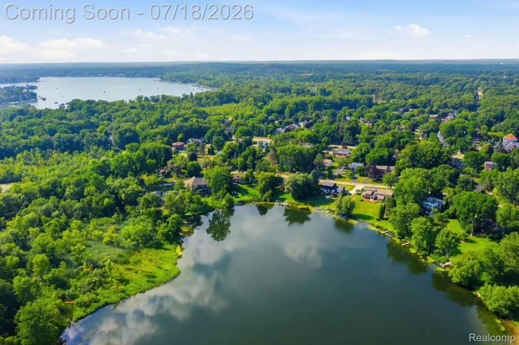 2726 Bay Drive West Bloomfield Charter Township MI 48324