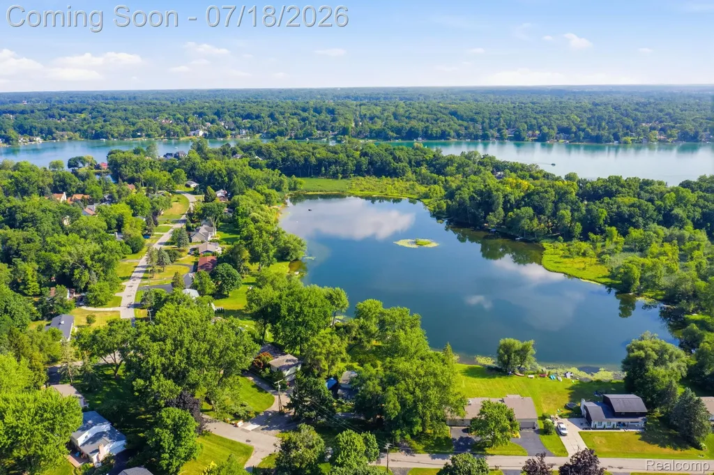 2726 Bay Drive West Bloomfield Charter Township MI 48324